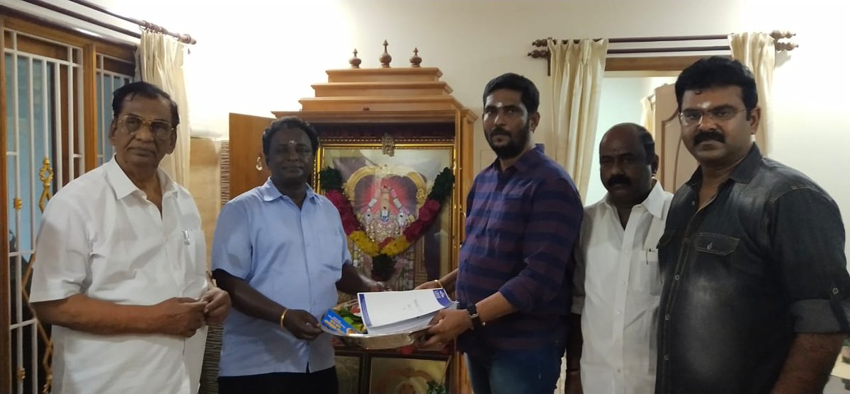 crazycinemapro1's tweet photo. #vhouseproductions 's @sureshkamatchi next project 
#ProductionNo5 wth  #BlueSattaiMaran @tamiltalkies shoot  started wth Pooja today. 

@johnmediamanagr
@Vetrikumaran7 other details soon https://t.co/4RARTTnvit