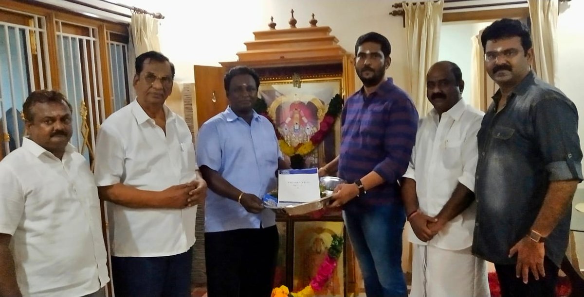 filmtrenders's tweet photo. #vhouseproductions 's @sureshkamatchi next project 
#ProductionNo5 wth  #BlueSattaiMaran @tamiltalkies shoot  started wth Pooja today. 

@johnmediamanagr
@Vetrikumaran7 other details soon https://t.co/2NdENwq0TL