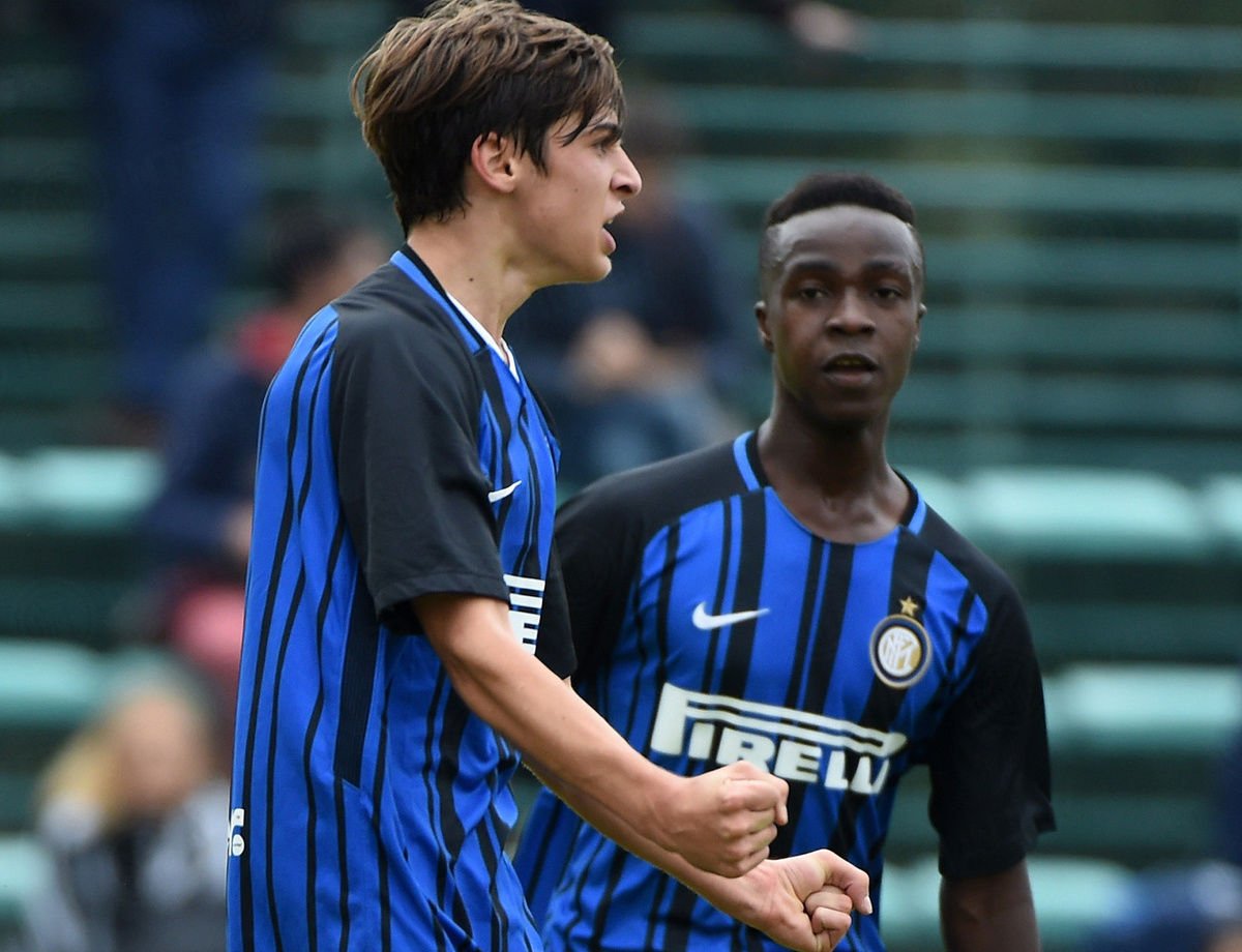 TeoVisma's tweet photo. #Primavera1Tim
ร subito Gaetano #Oristanio (classe 2002). Entra dalla panchina dopo mezz'ora con i suoi sotto 2-0, segna e guida la rimonta dell'#InterPrimavera a Pescara.
#PescaraInter https://t.co/lNlV8XlSWp