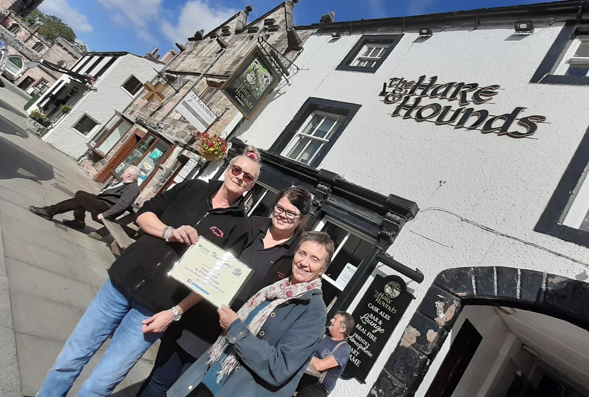 oakleatrust's tweet photo. 👌Cracking effort from all at The Hare &amp; Hounds in Appleby - they've raised more than £1000+ for #ProjectEdenside - they held a charity night👍Today Oaklea Trustee Linda Adey presented Sharon &amp; Gemma with a certificate to show our appreciation. They plan more fundraising stuff❤ https://t.co/dPCk7fAU64