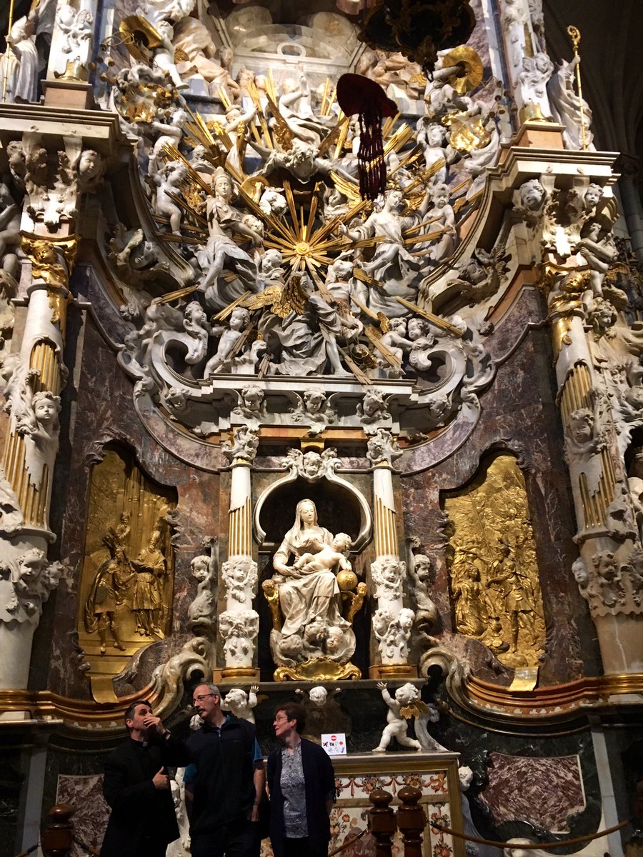MfcZona's tweet photo. Los Presidentes Europeos de la Confederación Internacional de Movimientos Familiares Cristianos #CIMFC , Balazs y Krisztina Menesi de Hungría, han sido recibidos por el Dean de la Catedral @SICP_de_Toledo y D.Pablo Delclaux ha sido su guía ¡Gracias!
@MFCTOLEDO @LaityFamilyLife https://t.co/5vaCJin8AI