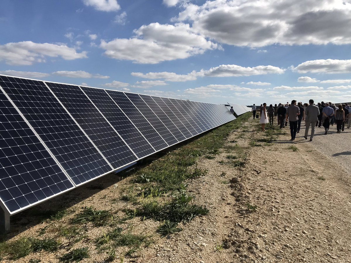 enedis_GrandEst's tweet photo. Inauguration du parc photovoltaïque de Lassicourt (Aube). Ce parc devient le plus grand producteur d'énergie solaire de l'Aube avec 17 MW et 39 000 panneaux. @enedis @valorem_energie @sylviepetitot @BernardMORVAN https://t.co/1XSLn48Wdp