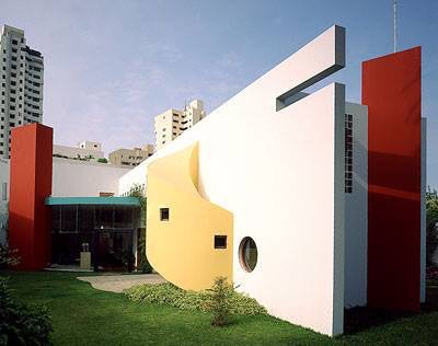 This is their Mulder House (Casa Los Andes), Lima, Peru. Circa 1985.- http://www.arquitectura.com/arquitectura/latina/obras/vivienda/arquitectonica/losandes.asp