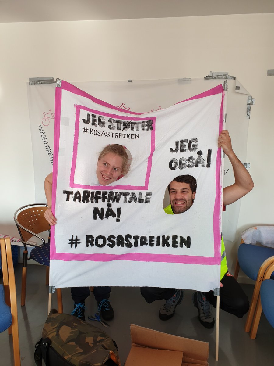 Johanna og Marc jobber med banneret for standen. Vis solidaritet og støtt rosastreiken ved å følge oss på sosiale medier og spre budskskapet. Tariffavtale nå✊✊
#ridersunite #rosastreiken #fellesforbundet #oslo #oslove #foodora
