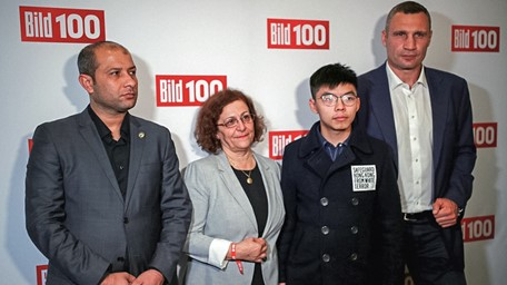 RonPaulInstitut's tweet photo. Color Revolutionaries of the World, Unite! Hong Kong Protest Leader Pictured with White Helmets Boss
https://t.co/RK1rc610bP https://t.co/VzT0fFqfQ8