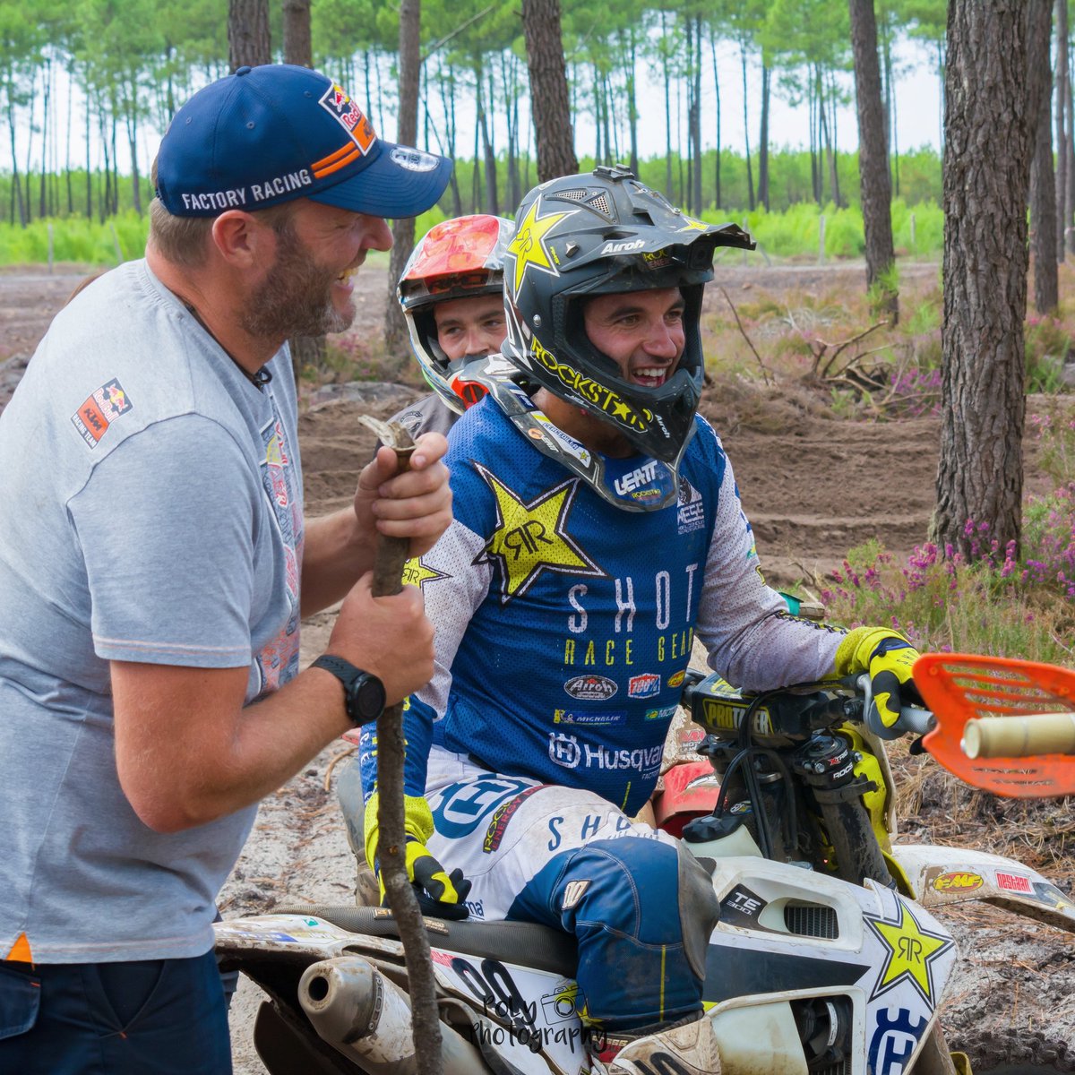 Así de contentos nos ponemos cuando llega el finde, el del palo y yo! 
WE ARE HAPPY BECAUSE THE WEEKEND IS HERE, THE STICK MAN AND ME!
😎😎😎👌👌👌
<a href="/tof_meyer/">Christophe Meyer</a>
#proyectopilotodearena #projectsandrider
<a href="/Rockstar_Racing/">Rockstar Racing - RSR</a> <a href="/rockstarenergy/">Rockstar Energy Drink</a> @Husqvarna1903