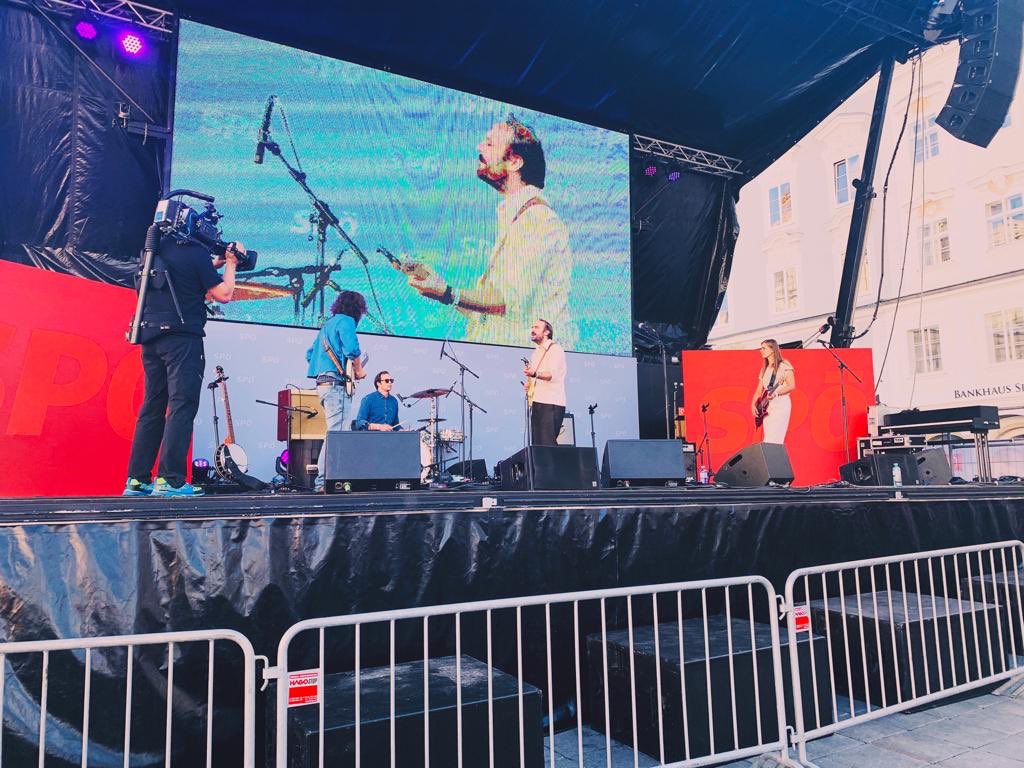 DarkBlueSundae's tweet photo. Wiiiirrrr starten mit #viech einer genialen österreichische Band & einer grandiosen Stimmung ❤️ @StadtLinz @spooe @SPOE_at @rendiwagner https://t.co/3Eo7V4dIn5