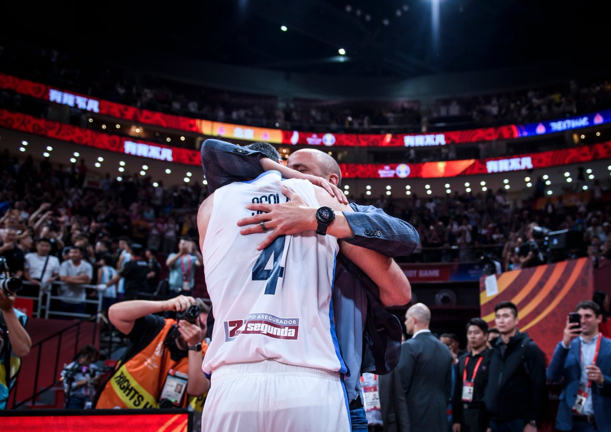 FIBAWC's tweet photo. @cabboficial @FRABasketball @LScola4 @NandoDeColo @ThiasLsf @andrewalbicy @FrankLikina @ffbasketball @manuginobili @kobebryant @chrisbosh @LucaVildoza @facucampazzo F R I E N D S

@manuginobili X @LScola4 

#ArgentinaGotGame #FIBAWC #ARGFRA https://t.co/cJ9ECtUfC9