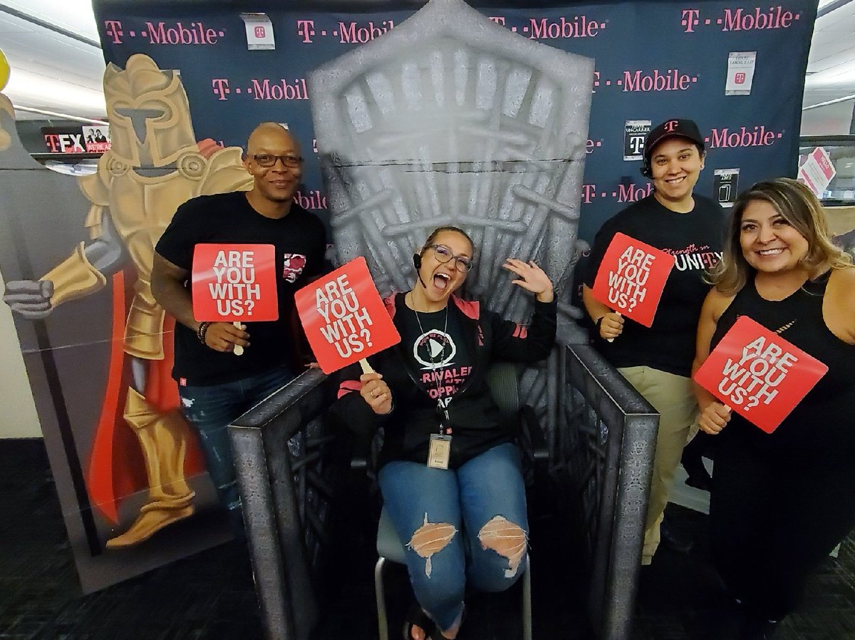 team505menaul's tweet photo. @TMobile reigns supreme with the best #iPhone11 offers, and @team505menaul has been providing the royal treatment to our customers during pre-order! #GameOfApple #TeamMagenta #ApplePreOrder #Team505Phenomenaul 📱👑 @CallieField @jgebing https://t.co/yMLJCvb84G