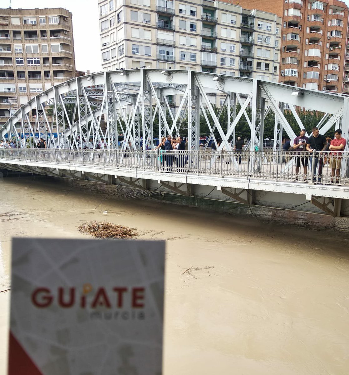 GuiateMurcia's tweet photo. El río #Segura a su paso por la ciudad de #Murcia. Unas imágenes para el recuerdo. 

#DANARMurcia #RioSegura #GotaFria #RegiondeMurcia https://t.co/0Y4uzz8t3W