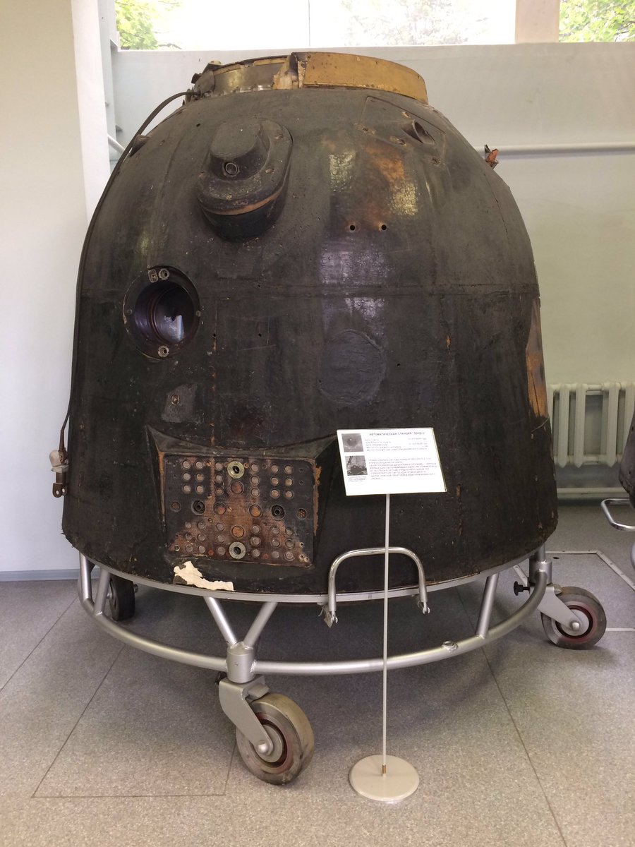 The famous  #Zond5 - the spaceship of the Soviet Zond program (a version of the Soyuz 7K-L1 crewed lunar-flyby spacecraft) that circled the Moon in September 1968 and returned safely to Earth. It carried two tortoises, fruit fly eggs, and plants.