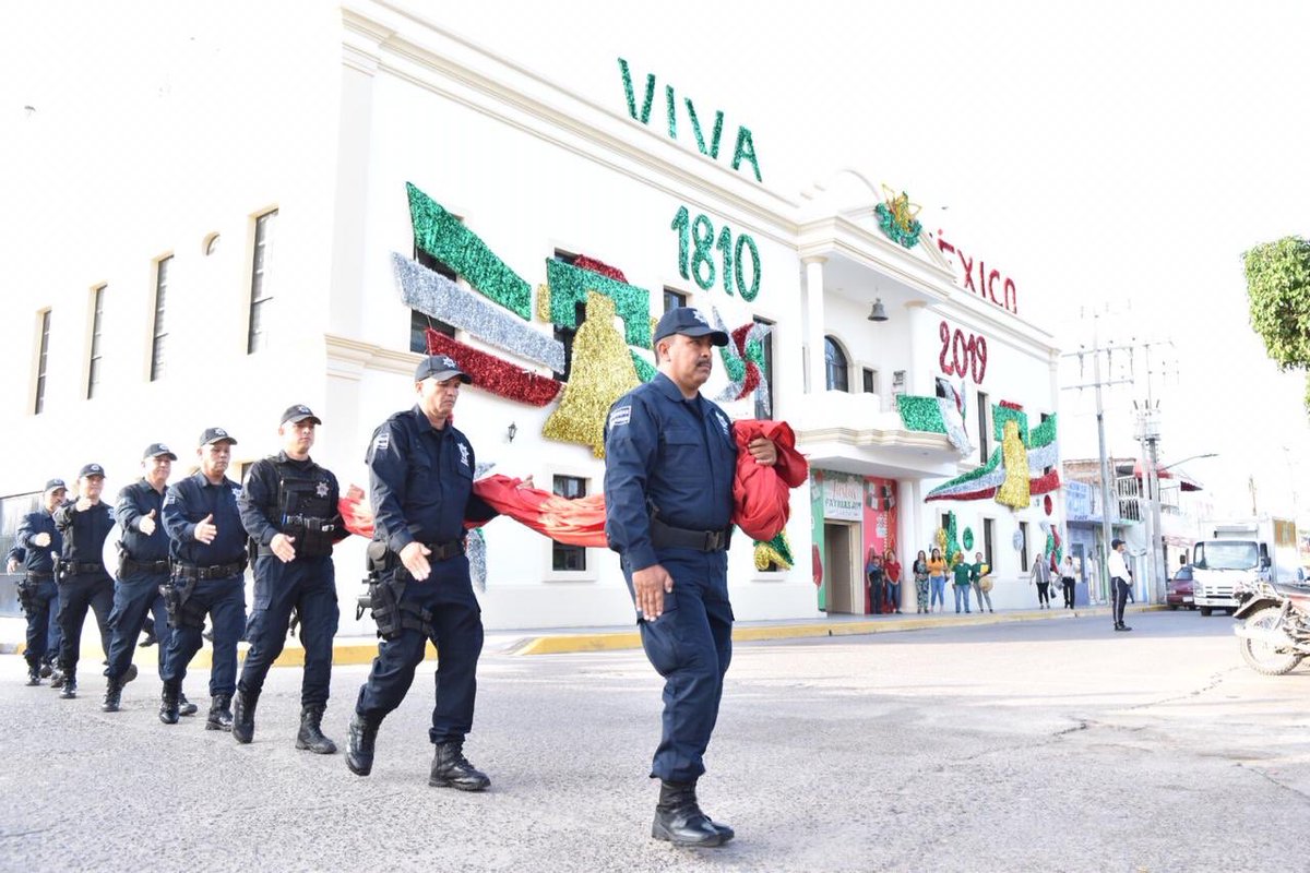 GeovaniEscobar's tweet photo. Acto cívico para conmemorar el fallecimiento de los niños héroes: Juan de la Barrera, Juan Escutia, Agustín Melgar, Fernando Montes de Oca, Vicente Suárez y Francisco Márquez, cadetes que murieron en la Batalla de Chapultepec, defendiéndonos del ejército de Estados Unidos. https://t.co/Ffk4G5RBgd