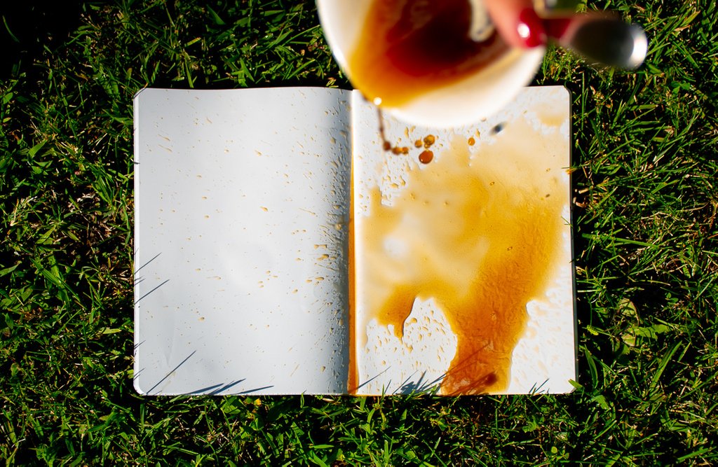 Por si tenemos algún despistad@ que todavía no se haya enterado, el papel de nuestras libretas es impermeable así que si se te cae un poco de café lo limpias con agua y listo 😉🙌☕💃