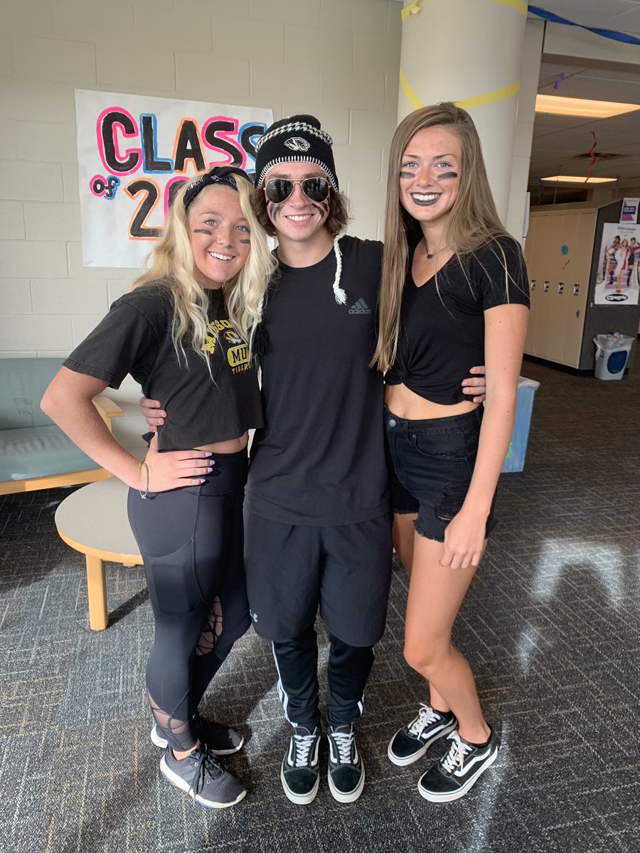 BrylieGoff's tweet photo. Black out or back out  @SOUTH_STUCO #phshoco19 https://t.co/4trnW9sapD