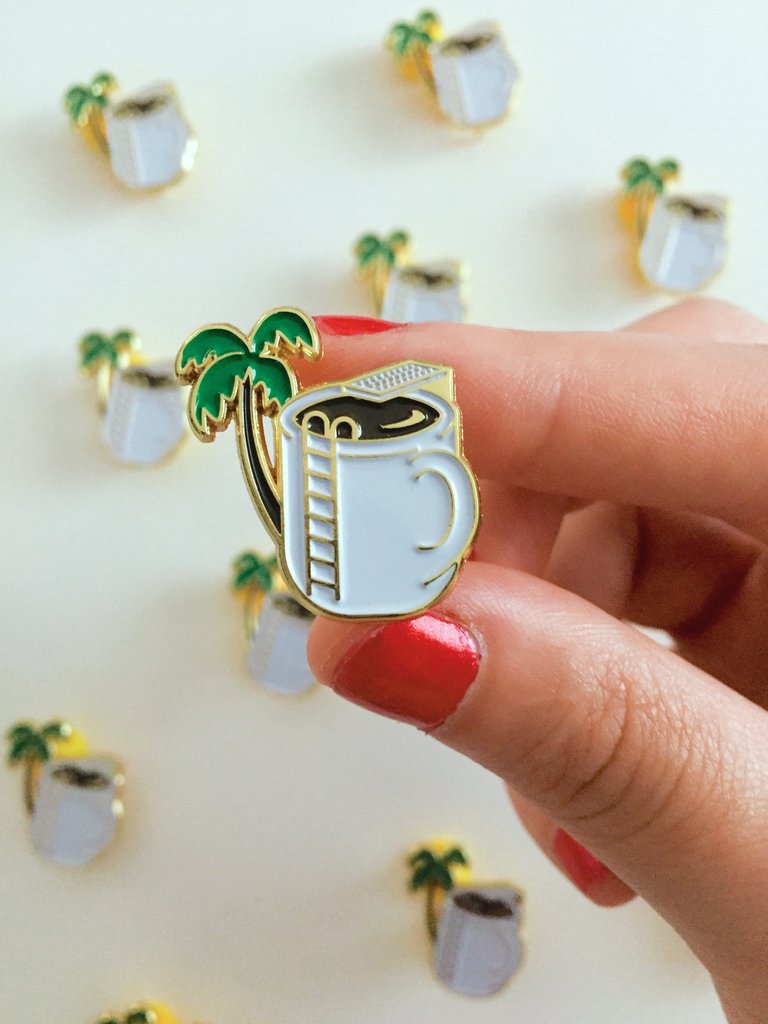 ☕Coffee, coffee, coffee, the lifeblood of humankind. Where would we be without you? I hope we never have to find out.😋

The Caffeine Dreamin' pin available at the link below!
oddsandsods.co/product/caffei…