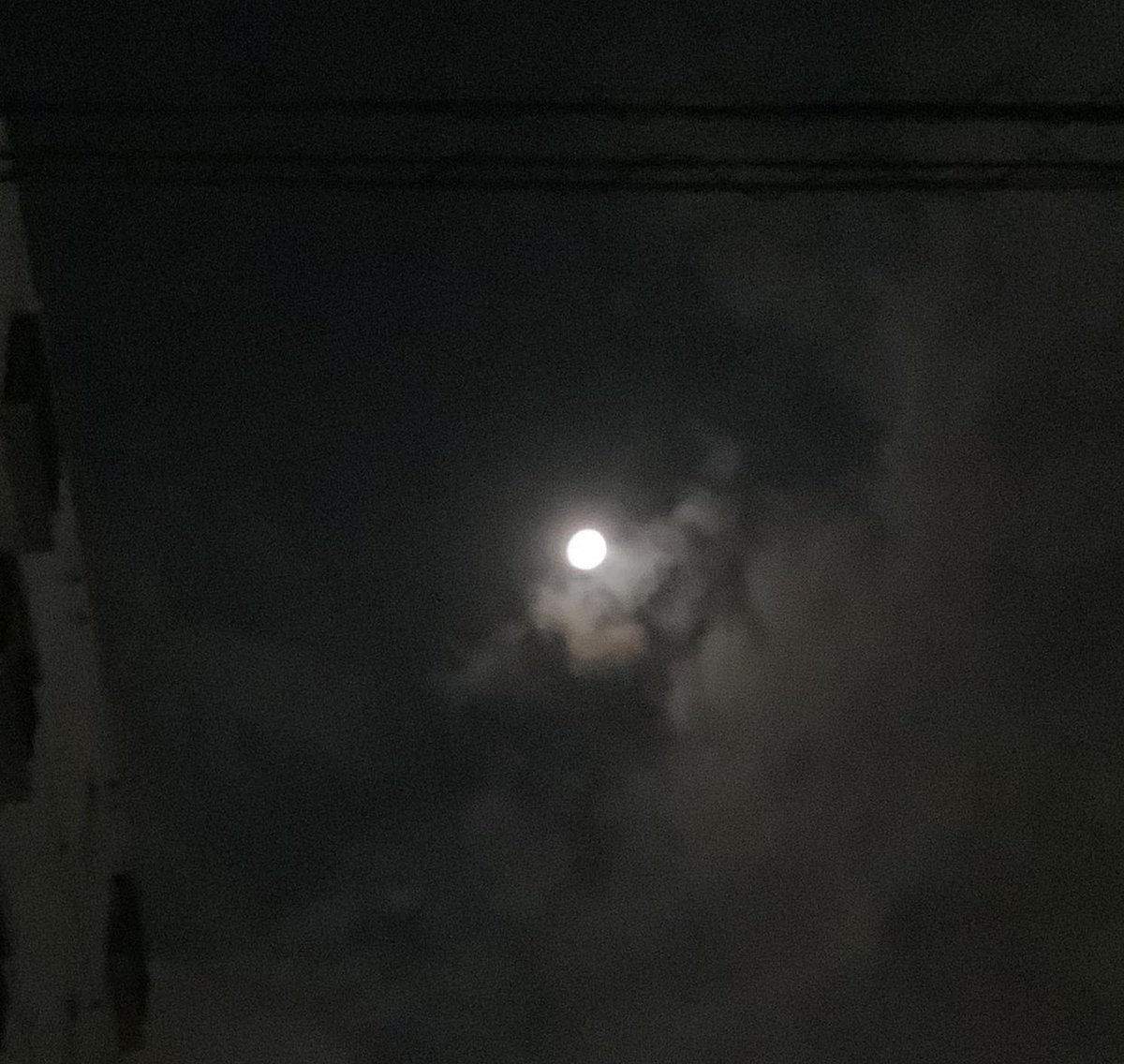 ドラクエウォーク中に雲が切れて、綺麗なお月様!☺️ 