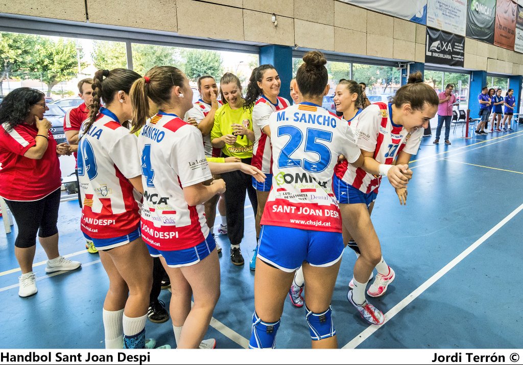 fran13jado's tweet photo. Ambición, compromiso, "compañespeto", superación, confianza y pasión. Ganemos o perdamos, esto es lo que hemos decidido ser y representar durante toda la temporada. El sábado, primer peldaño de una larga escalera #PasoAPaso #HandbolAFocLent 🔥 https://t.co/xdK5PFQRAx