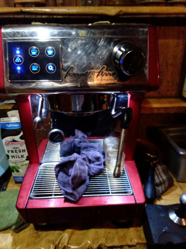 BaphometNice's tweet photo. Ya dikarenakan gk punya iphone jadi alat alat kopi aja dah yg di give away
Lumayan kan buat buka usaha atau di jual dapet iphone banyak
Cukup RT aja https://t.co/l7xcLage7c