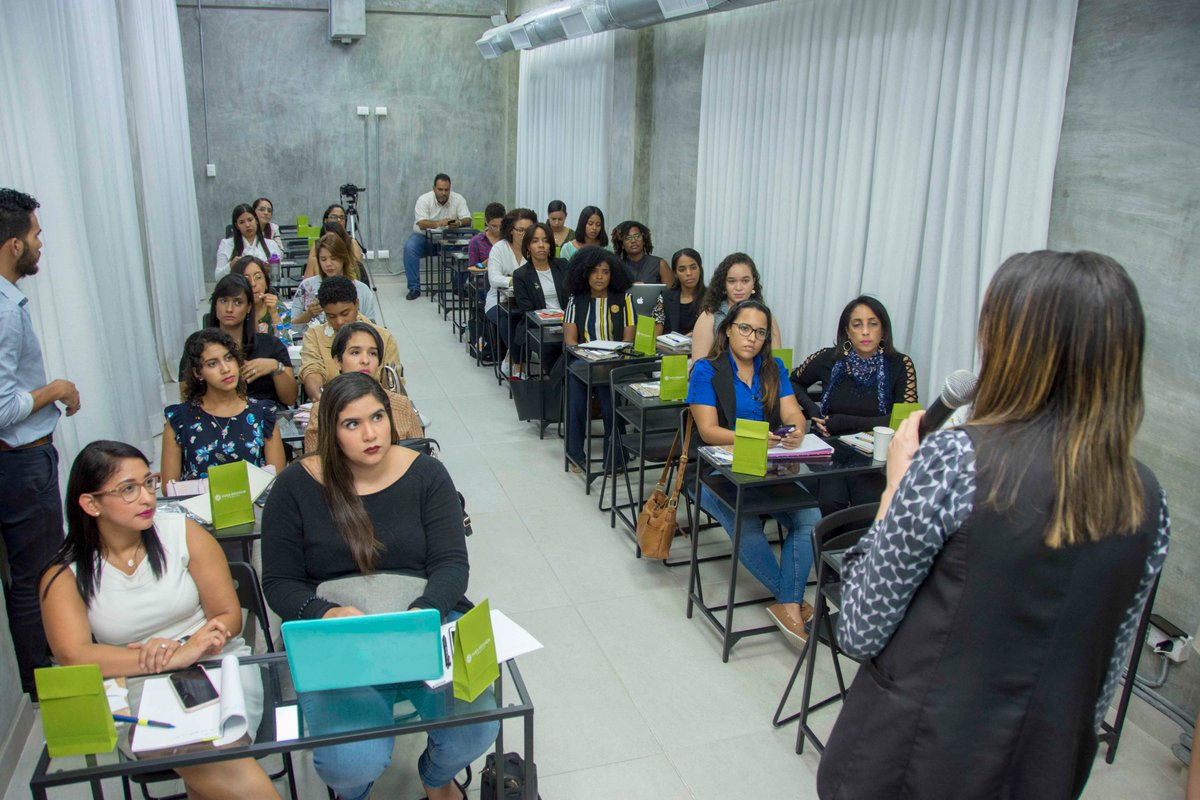 BanreservasRD's tweet photo. El #BusyTalk sobre “Embudos de ventas 101” fue una capacitación en la que los participantes aprendieron a convertir usuarios en clientes, segmentando y estableciendo los pasos necesarios para incrementar sus ventas. #BR #ResponsabilidadSocialBR #Banreservas #CREEBanreservas https://t.co/cO5716qqnz