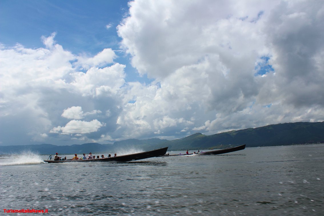 TurismoItaliaNw's tweet photo. In Birmania per il Festival della Luna Piena sul Lago Inle: colorite processioni e gare di barche con ottanta vogatori, a ottobre
Leggi la notizia https://t.co/PRssax4wwy
#Birmania #Myanmar #turismo #viaggi #FestivalDellaLunaPiena #LagoInle #inlelake #dimensioneturismo https://t.co/hQI7rbWpFR