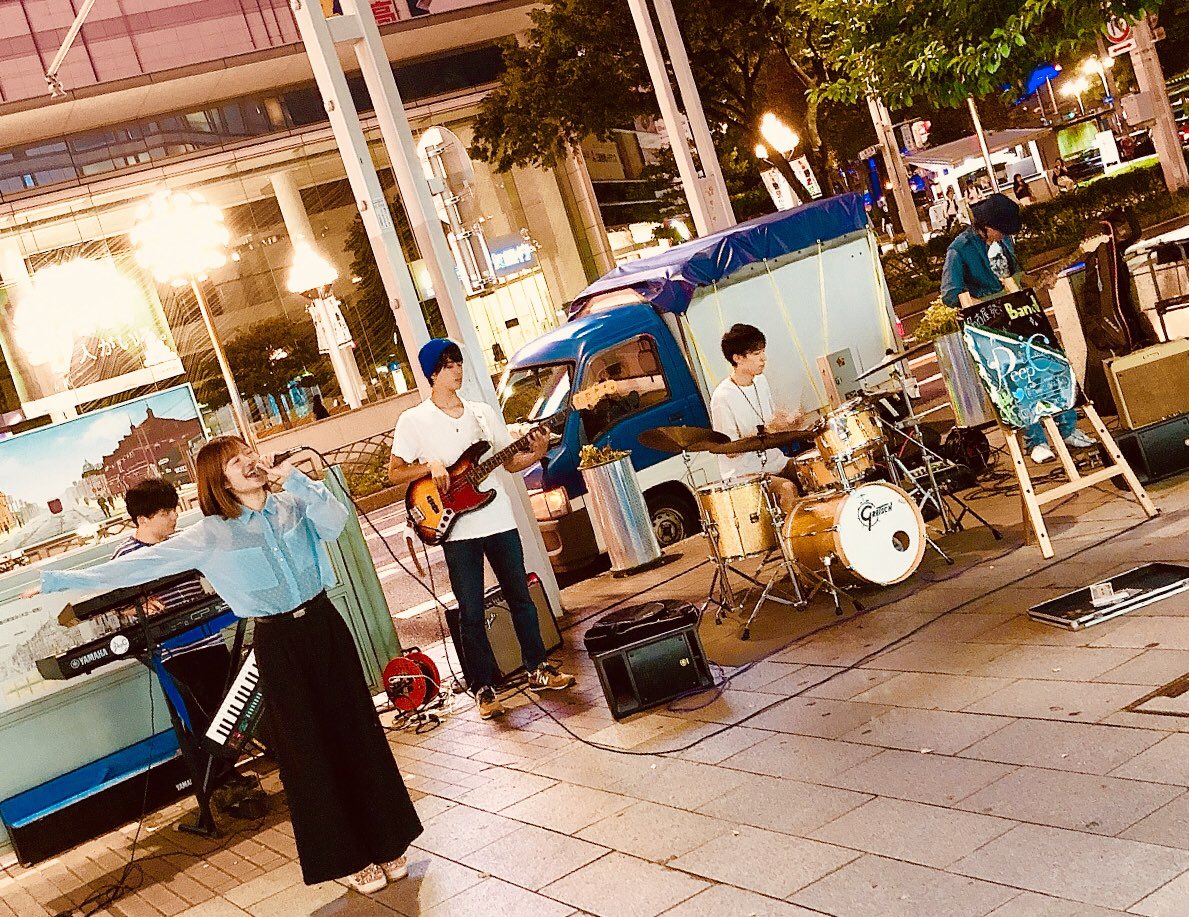 megane9191's tweet image. DeepCの路上ライブ、金曜の夜で人も多くて路上とは思えないくらい盛り上がってた。
ついつい2部まで観てしまった。
#DeepC