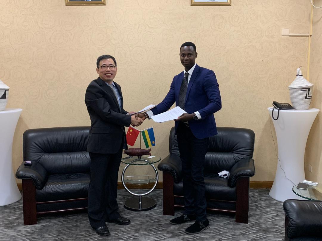 Rwandafresh's tweet image. GOOD NEWS: @Diego_Twahirwa, the founder and owner of @GashoraFarm has signed a 5-year agreement with the Chinese GK International Enterprises to supply 50,000 MT of dry Chili worth USD 100 million every year. Congratulations 🤝 to him. #Rwanda-n Chili exports surely looking up!!!