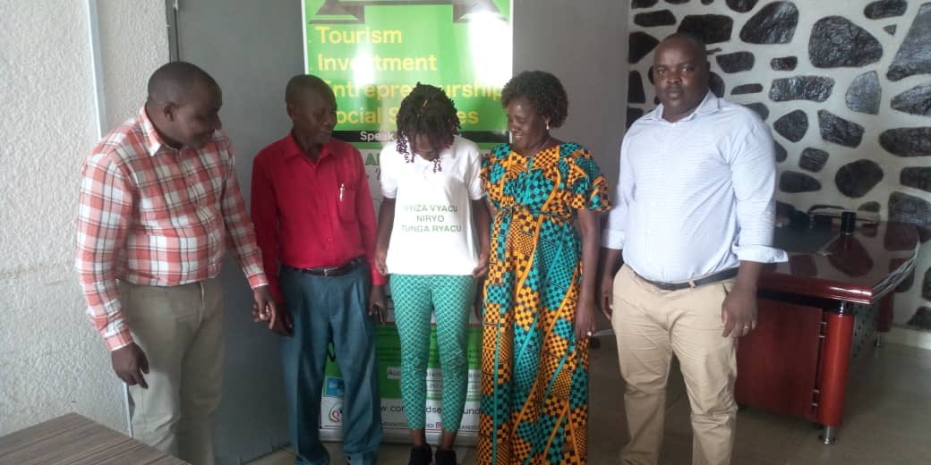 fablice1's tweet photo. Today #ComeandSeeBurundi (@csbu_online) had a special visit, by the #Burundi respected (theatre) actors of #NINDE, led by the legend #Kireko. #CSBU listens, plans and put things into actions. If you got an idea speak to us today. “IVYIZA VY’IGIHUGU CACU NIRYO TUNGA RYACU” https://t.co/4wDjv9Rqlp