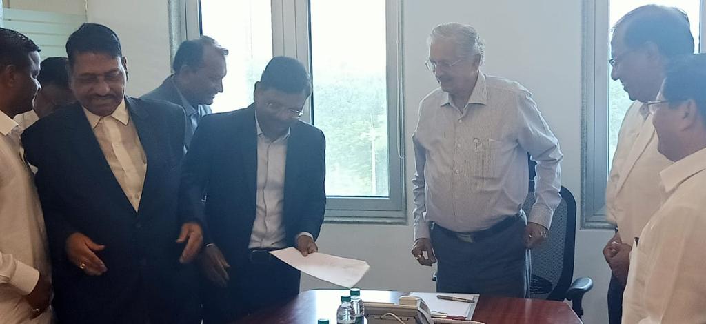 AdvGhorpade's tweet photo. MOU signed with Govt of Maharashtra by Bhairavnath Bauxite Utkhanan Udyog, Sangali for SPV for Alluminia Refinery of 10million MTPA. https://t.co/WT6PyL99m7