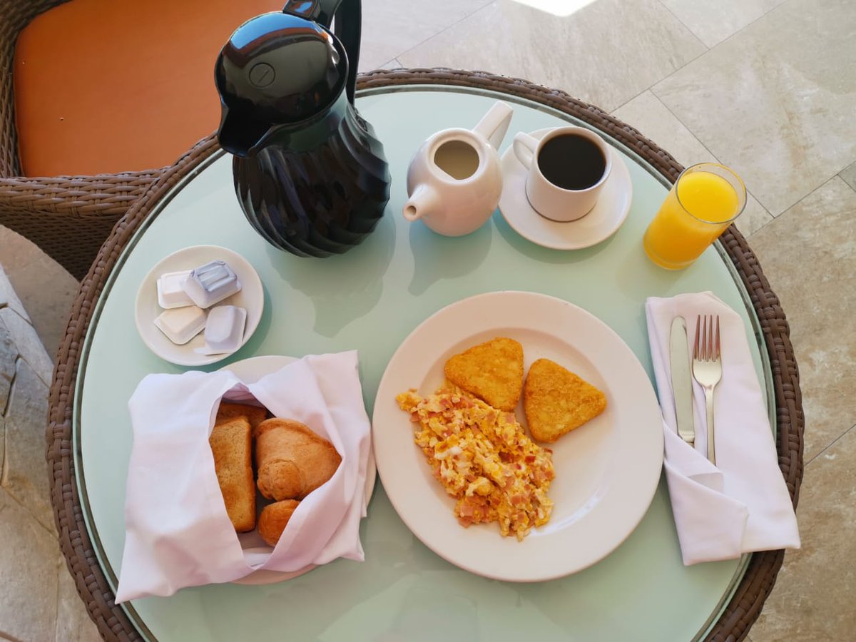 FoodandTravelMX's tweet image. No hay nada mejor que desayunar desde la comodidad de tu habitación. Comenzamos el día con room service y comeremos en el balcón con vista a las albercas del Barceló Maya Caribe de @BarceloMayaGR 🍴 #BarceloExperience 
#BarceloMoments #BarceloExperience