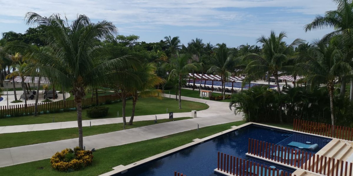 FoodandTravelMX's tweet image. No hay nada mejor que desayunar desde la comodidad de tu habitación. Comenzamos el día con room service y comeremos en el balcón con vista a las albercas del Barceló Maya Caribe de @BarceloMayaGR 🍴 #BarceloExperience 
#BarceloMoments #BarceloExperience