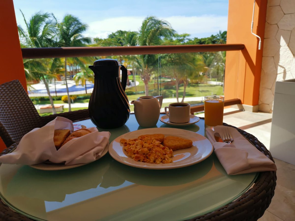 FoodandTravelMX's tweet image. No hay nada mejor que desayunar desde la comodidad de tu habitación. Comenzamos el día con room service y comeremos en el balcón con vista a las albercas del Barceló Maya Caribe de @BarceloMayaGR 🍴 #BarceloExperience 
#BarceloMoments #BarceloExperience