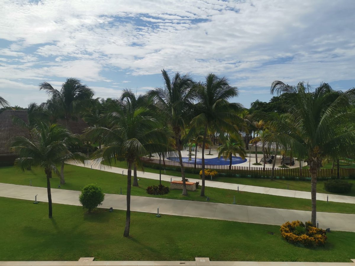 FoodandTravelMX's tweet image. No hay nada mejor que desayunar desde la comodidad de tu habitación. Comenzamos el día con room service y comeremos en el balcón con vista a las albercas del Barceló Maya Caribe de @BarceloMayaGR 🍴 #BarceloExperience 
#BarceloMoments #BarceloExperience