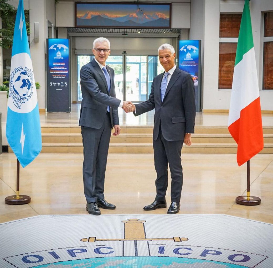 A Lione delegazione italiana #dcpc  guidata dal Prefetto Rizzi, Direttore Centrale Polizia Criminale incontra il Segretario <a href="/INTERPOL_HQ/">INTERPOL</a> per potenziare #cooperazioneinternazionalepolizia con 194 Paesi attraverso azioni di formazione, investimento e innovazione tecnologica