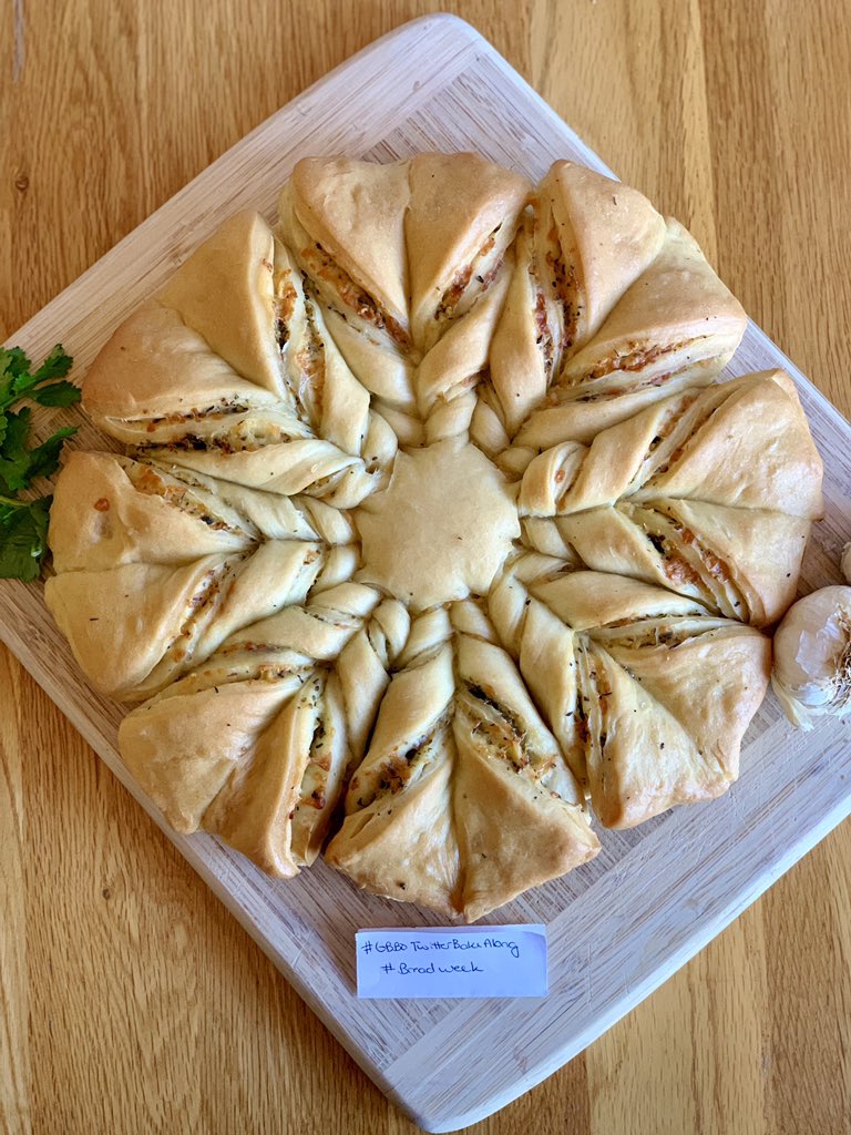 I’m exchanging services with a friend of mine, she’s teaching me yoga, and I’m helpingteach some baking! Tear and share garlic and herb was today’s lesson! @thebakingnanna1 @Rob_C_Allen @EpsomBakehouse #GBBO #gbbotwitterbakealong #realbread #breadweek #FridayFeeling #Friday13th