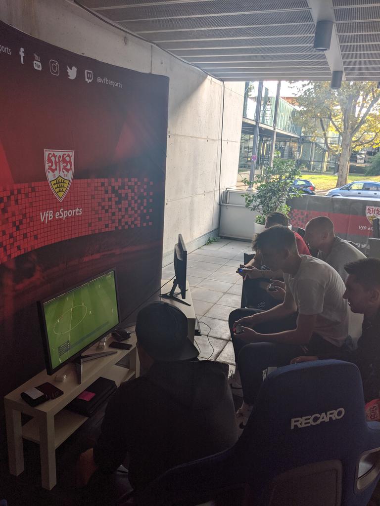 clutchunited's tweet image. Volles Programm für das #teamclutch Events diese Woche. 🔥🔥🔥

Heute: Zusammen mit @FeelinCS beim #FIFA20 Demo Cup von @VfB_eSports
💪💪💪