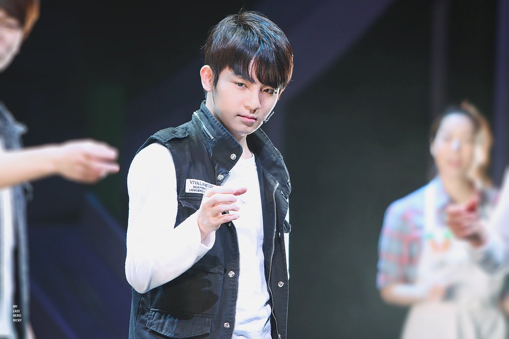 CHmaLH's tweet photo. 150101 뮤지컬 총각네 야채가게 커튼콜 

#리키 #틴탑 @TEEN_TOP #행복이_리키 #Ricky #TEENTOP https://t.co/887SMHCcqK