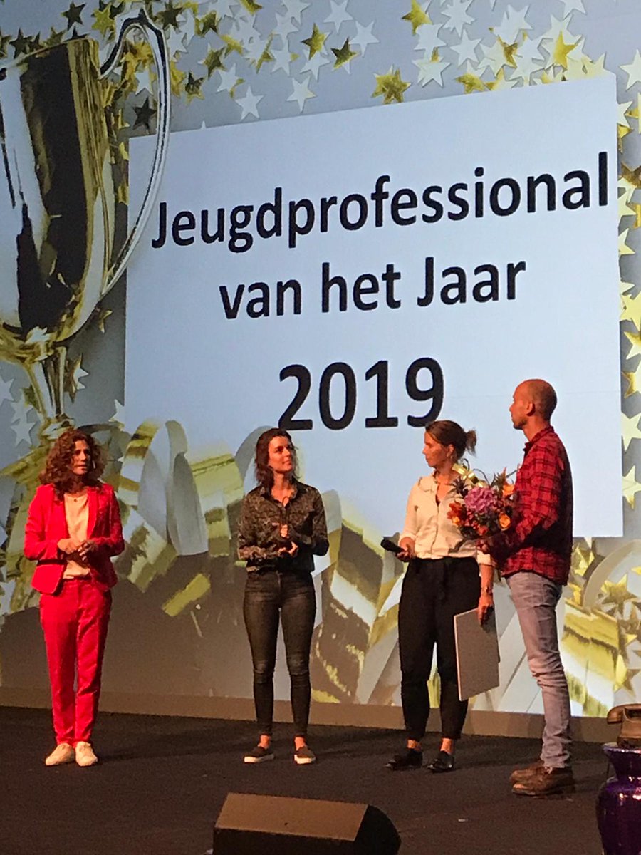 #trots #fantastischecollegas Trots op onze kanjer Martijn van Veen! Hij is vandaag verkozen tot Jeugdprofessional van het jaar. Met de prijs van € 7.500 kan hij zijn droom voor Curium-LUMC waarmaken, een mooie keuken om met de kinderen te kunnen koken. Goed gedaan, Martijn!