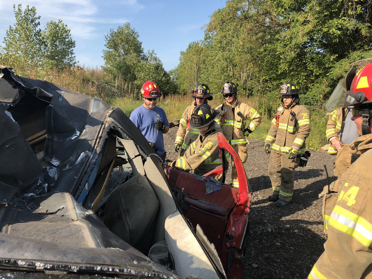 Iaff680's tweet photo. Huntington City Fire upgraded rescue tools to the HURST eDRAULIC line of electric-hydraulic tools.They require no hoses and no power unit. Gaining speed and mobility, firefighters cut up cars and tested out the capabilities and versatility of the tools  at Clark’s salvage yard https://t.co/WCQhJIFx5H