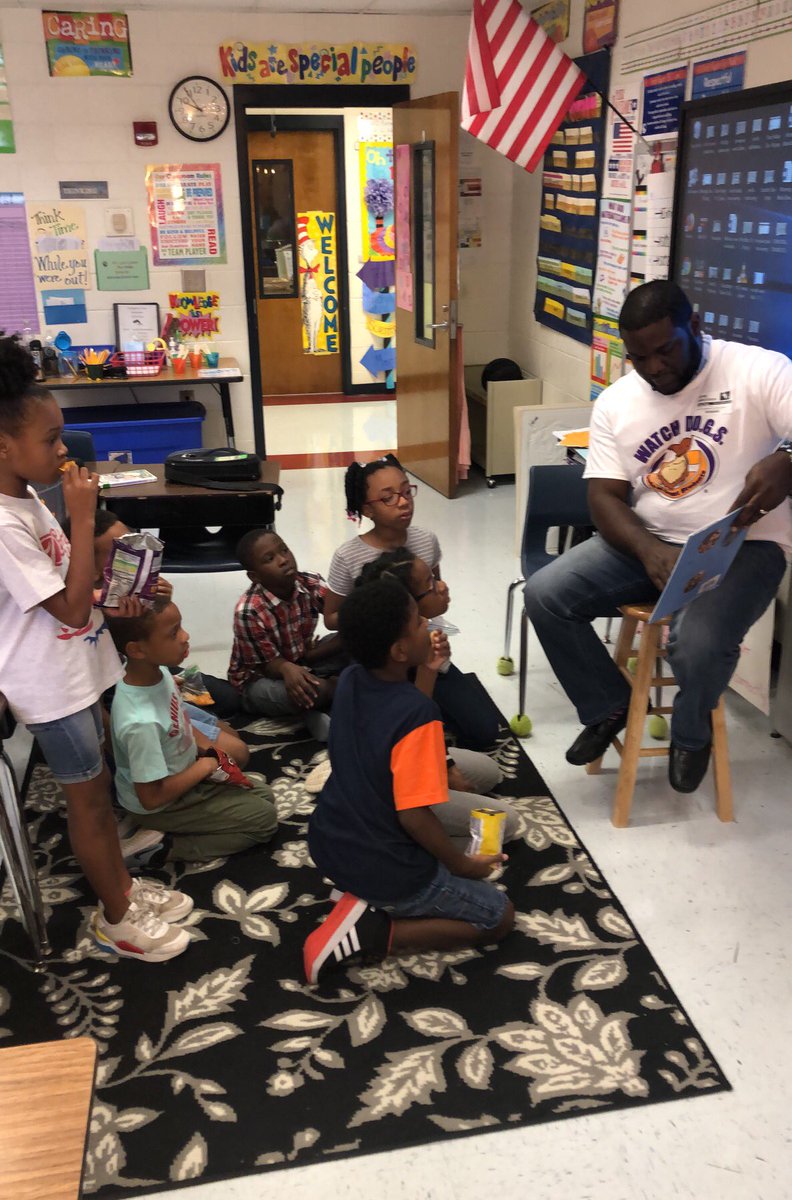 KLATteaches2's tweet photo. @LisaNMoore19 @FayetteNorth 

Watch D.O.G.S work with students during Dolphin Time. Dad parent volunteers are doing great things within our school community! https://t.co/ExEhT8gV1A