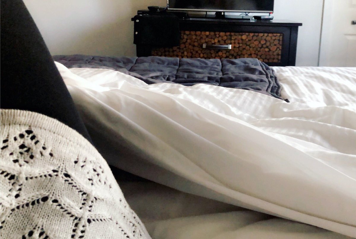 CheriBbe's tweet photo. Somehow I woke up well rested, and relaxed at 7am this morning. What is this? 🤷🏼‍♀️☀️😌 #cozythings https://t.co/WLEKYrnKY5