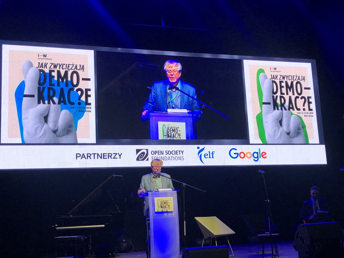 CsabaTothDr's tweet photo. A stadium full of liberals! @EurLiberalForum VP Olle Schmidt addresses the #FreedomGames in Lodz, underlining the importance of standing up to populists and nationalists. https://t.co/eqUUDFUfQQ
