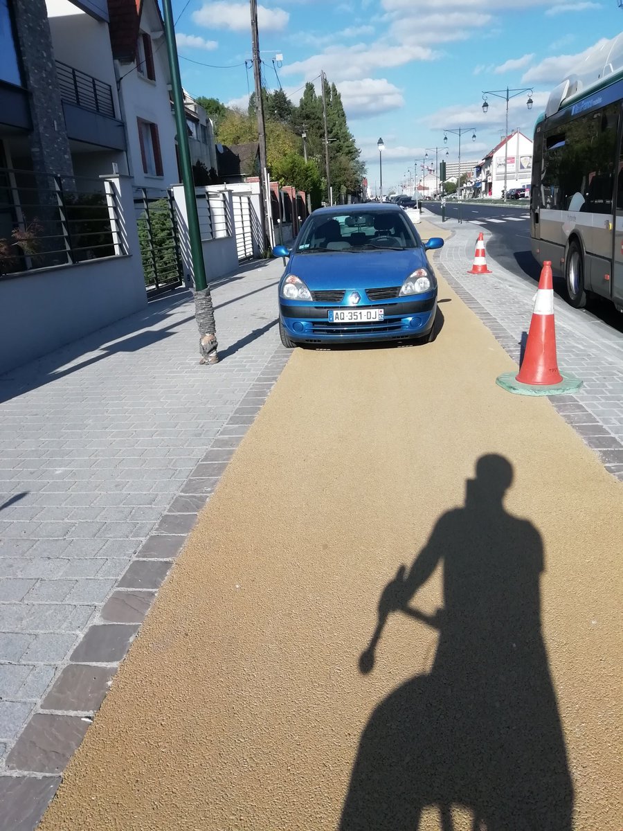 VSaclay's tweet image. C'est pas gagné de changer les habitudes... @VilleDeClamart les nombreux plots en béton que vous avez gentiment installés ne suffisent pas apparemment.