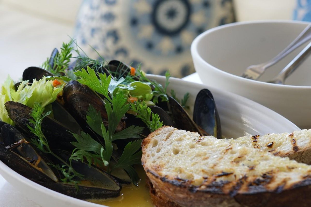 Light, fresh and simply delicious! Our Mussels are made with mirepoix, fennel, butter, saffron wine, herbs and grilled country bread is the perfect way to start the weekend #Mussels #Seafood #Delicous #SantuariLa
