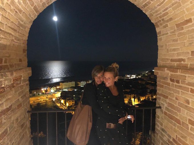 Per certe persone si pu&ograve; diventare anche romantiche😍😍😍😜😜😜 #43parallelo #friends #osteriedellarancio #grottammare<a href="/tag/friends"class="tags"><span>#friends</span></a><a href="/tag/grottammare"class="tags"><span>#grottammare</span></a><a href="/tag/43parallelo"class="tags"><span>#43parallelo</span></a><a href="/tag/osteriedellarancio"class="tags"><span>#osteriedellarancio</span></a>