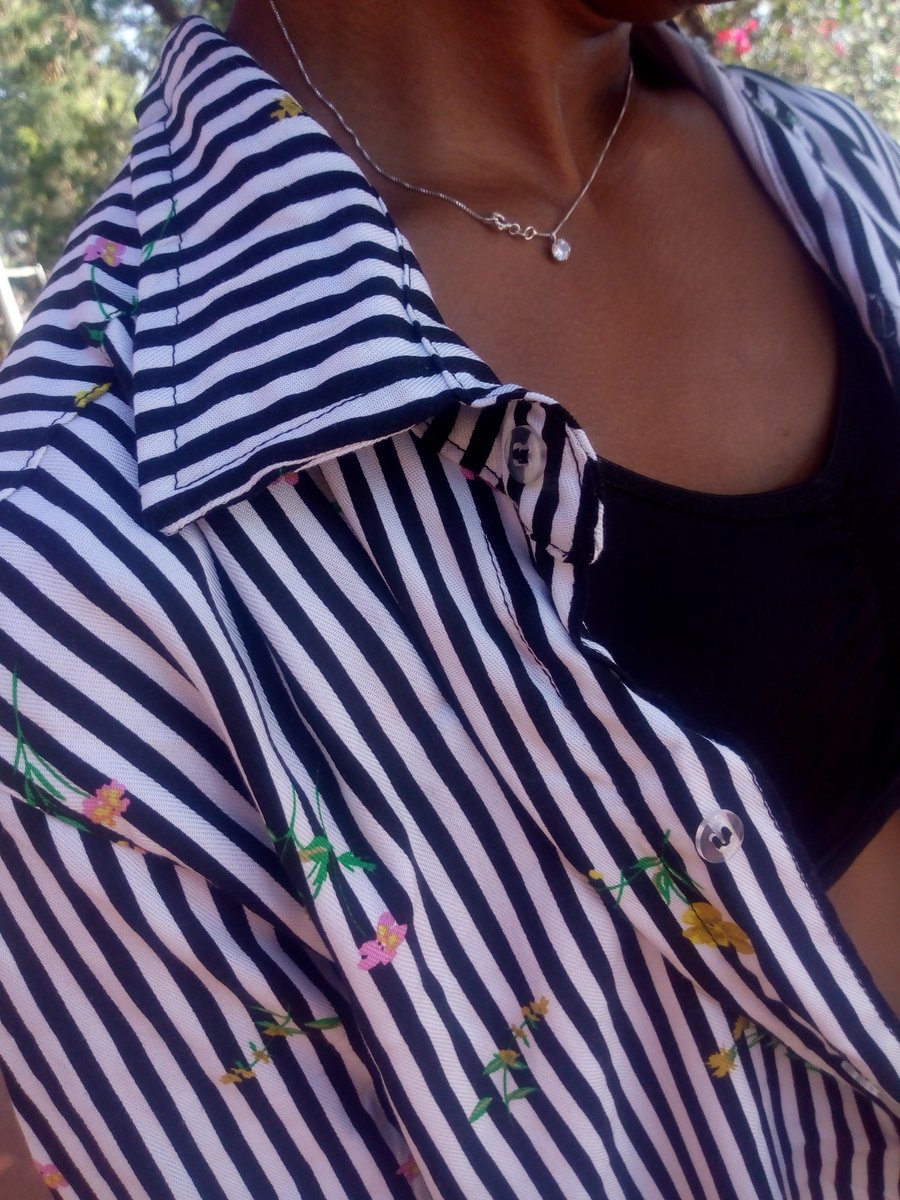 Brilliant_Lorde's tweet photo. ✨ Camisa Agostinho Carrara com listrada com detalhes de florzinhas, perfeita!
👕 Tamanho: P
💵 Valor: R$59,90
💳 Aceitamos cartões e dividimos
📤 Enviamos para Araxá e região .
.
.
Modelo: @Izi152 📸: @juhlorde .
.
.
#Brilliant #Lorde #Araxa #MinasGerais #Mod #listras #negritude https://t.co/rERoRaBFey