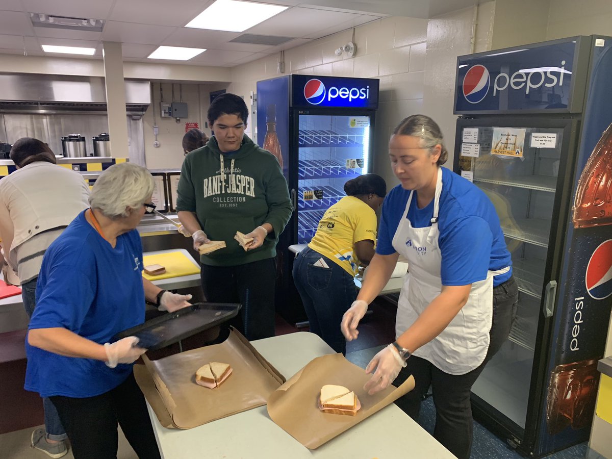 BU_StudentLife's tweet photo. @BrandonUni gives back 💙🥪💛🥪 Thank you for supporting @BrandonBearClan! 332 sandwiches were made in 23 minutes 13 seconds! #community #brandonu #BUiltinbrandon #studentlife #iambu https://t.co/GF0rxEe7O1