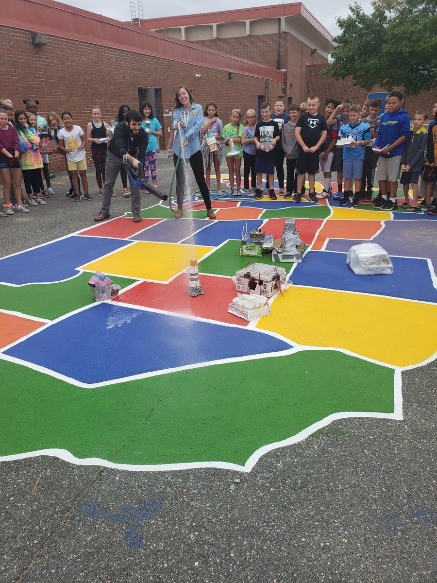 MrsAFleck's tweet photo. Fifth graders @SunsetAACPS concluded their mini inquiry unit on hurricanes by designing hurricane houses that can withstand strong winds and water! @aacps_ib @AACountySchools #AACPSAwesome https://t.co/PKTKFhDSse