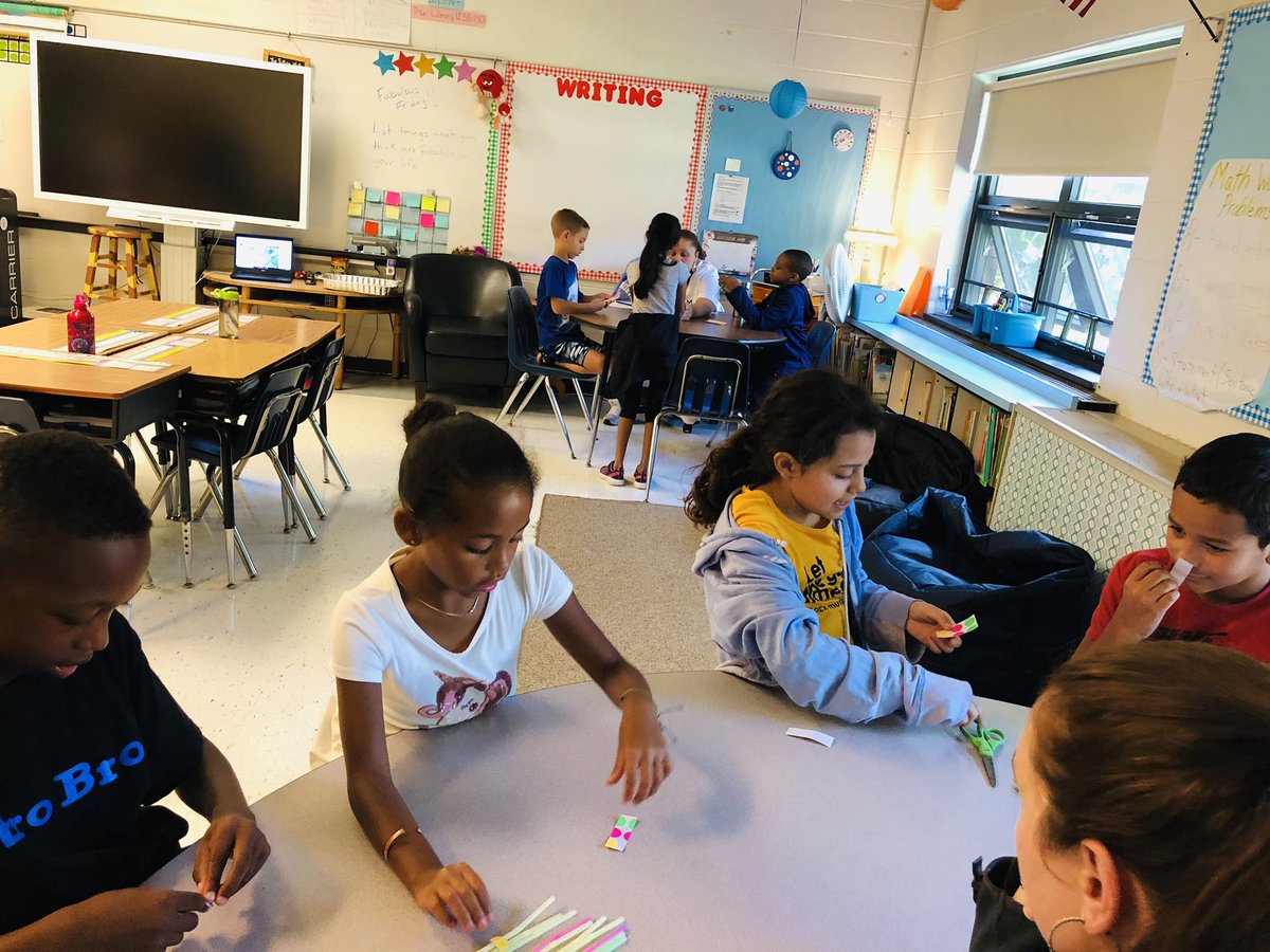 daniyeaple's tweet photo. Building rafts with straws and dot stickers... everyone succeeded! https://t.co/xXUFaRdwKa