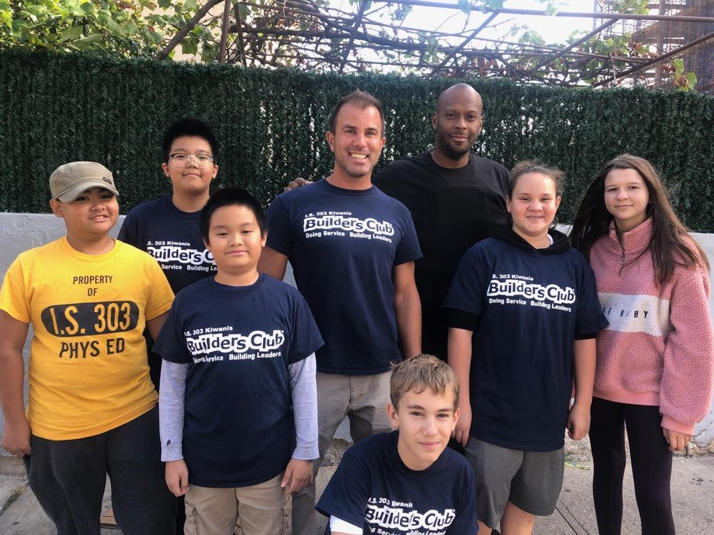 NYPD60Pct's tweet photo. Our #NeighborhoodCoordinationOfficer Graffiti Coordinator and @Mariocaggiano18 with #IS303 Kiwanis Builders Club members painting over graffiti at Brighton 6 Street and Oceanview Ave. They do a fantastic job keeping the community graffiti free. #NYPD&Community @NYPDCommAffairs https://t.co/7sCcBxlTSk