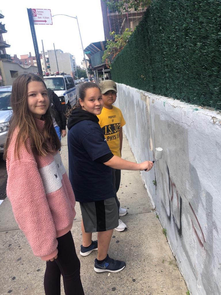 NYPD60Pct's tweet photo. Our #NeighborhoodCoordinationOfficer Graffiti Coordinator and @Mariocaggiano18 with #IS303 Kiwanis Builders Club members painting over graffiti at Brighton 6 Street and Oceanview Ave. They do a fantastic job keeping the community graffiti free. #NYPD&Community @NYPDCommAffairs https://t.co/7sCcBxlTSk